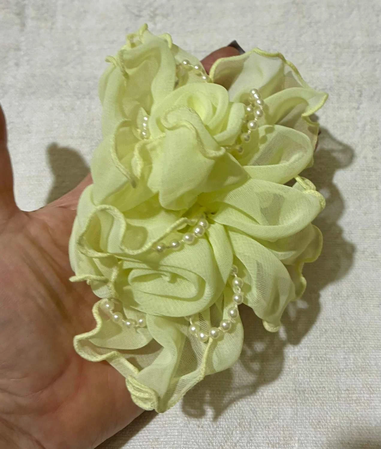Pinza para el pelo vintage de gasa con flor y perlas – Pinza floral amarilla – photo 3